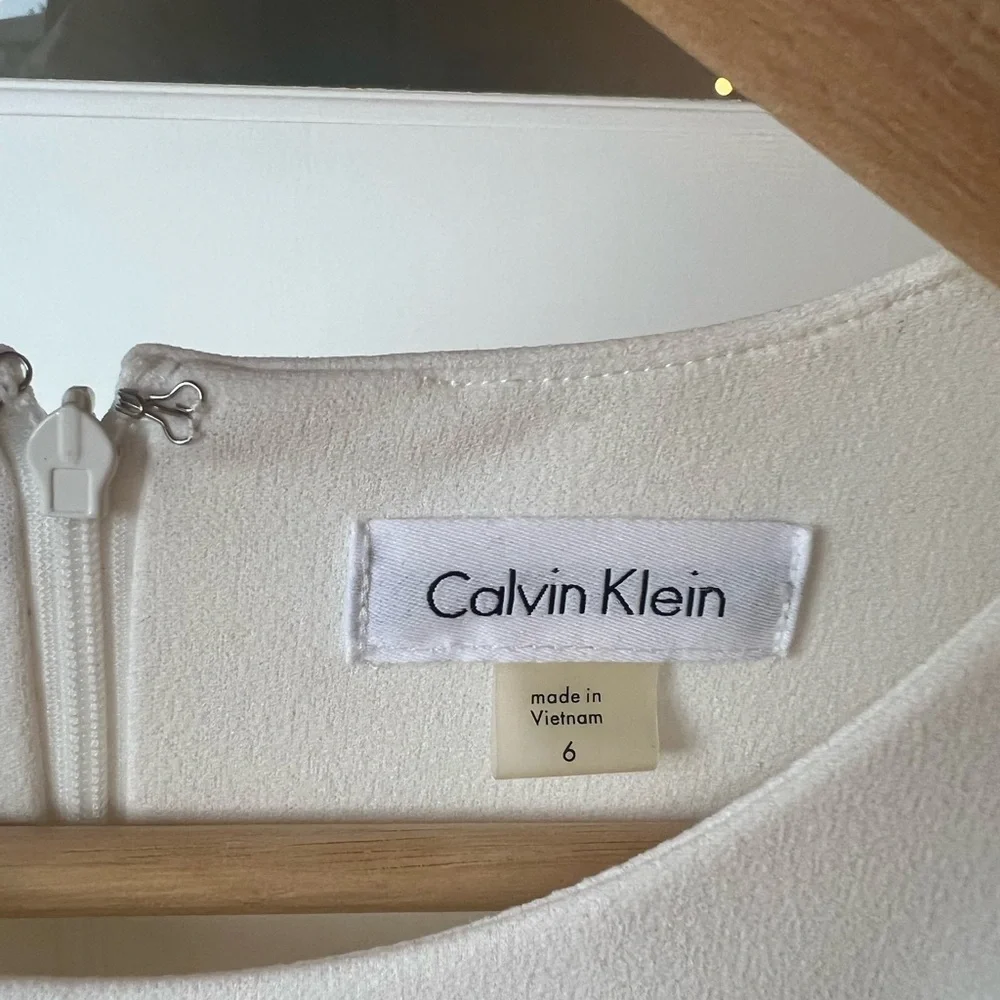 Gorgeous white long sleeve dress - Picture 4 of 4